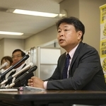神戸市長選で掲げる政策について話す岡崎史典氏＝神戸市役所（撮影・小林良多）