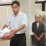 兵庫県立高校再編計画の見直しを求める署名を提出する「公立高校を守る会」の関係者ら＝県庁