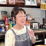 最後の営業日に店に立つ木下和子さん＝神戸市兵庫区上庄通２