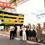 阪神タイガース優勝へのマジックナンバーの横断幕が登場した西神戸センター街＝５日午後、神戸市長田区二葉町４