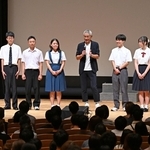 神戸市内の高校生たちとのトークで会場を沸かせたイチローさん（右から４人目）＝６日午後、神戸市中央区東川崎町１、神戸新聞松方ホール（撮影・風斗雅博）