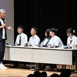 神戸市内の学生たちとのトークで会場を沸かせたイチローさん（左端）＝６日午後、神戸市中央区東川崎町１、神戸新聞松方ホール（撮影・風斗雅博）