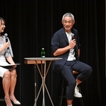 神戸市内の高校生たちとのトークを楽しむイチローさん（右）。左は住吉美紀さん＝６日午前、神戸市中央区東川崎町１、神戸新聞松方ホール（撮影・風斗雅博）