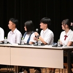 イチローさんに質問をぶつける神戸市内の高校生たち＝６日午後、神戸市中央区東川崎町１、神戸新聞松方ホール（撮影・風斗雅博）