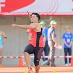 日本選手権でやり投げの助走に入るディーン元気＝２０２４年６月、新潟市のデンカビッグスワンスタジアム