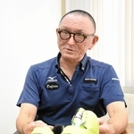 陸上の世界選手権東京大会用にデザインされたスパイクを前に話す亀井晶さん＝＝宍粟市山崎町千本屋、ミズノテクニクス山崎ランパード工場