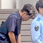 鑑定留置のため葺合署を出る谷本将志容疑者＝８日午前９時１５分、神戸市中央区吾妻通５