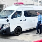 谷本将志容疑者を乗せて葺合署を出る車両＝８日午前９時１９分、神戸市中央区吾妻通５