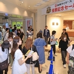神戸阪急で始まった優勝記念セール。開店前から大勢の人が列を作った＝８日午前、神戸市中央区（撮影・小林良多）