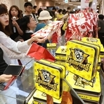 優勝記念セールが始まった神戸阪急。地下食品売り場にロゴ入り商品が並んだ＝８日午前、神戸市中央区小野柄通８（撮影・小林良多）