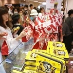 優勝記念セールが始まった神戸阪急。地下食品売り場にロゴ入り商品が並んだ＝８日午前、神戸市中央区小野柄通８（撮影・小林良多）