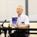 「災害とアスベスト」をテーマにした冊子を発行したＮＰＯ法人「ひょうご労働安全衛生センター」の西山和宏事務局長（中央）ら＝神戸市役所