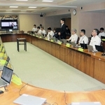 県幹部と有識者らが兵庫県庁舎の再整備について議論する検討会議＝県庁