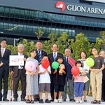 赤い羽根共同募金への協力を呼びかける神戸市内の小中学生ら＝神戸市中央区新港町