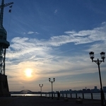 収まらない残暑。早朝、見上げた空にうっすらと秋の気配が漂った＝１０日午前、神戸市中央区