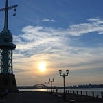 収まらない残暑。早朝、見上げた空にうっすらと秋の気配が漂った＝１０日午前、神戸市中央区