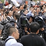 参政党党首が来神した街頭演説では、報道陣や支持者、反対派が入り乱れた＝７月、神戸市内