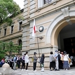 兵庫県議会開会前、傍聴席に座るために列をつくる県民ら＝６月１２日、神戸市中央区の兵庫県公館