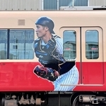 坂本誠志郎捕手ら選手のラッピングが施された車両＝尼崎市北城内