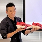 メタスピードシリーズの開発経緯などを語るアシックススポーツ工学研究所の竹村周平所長＝神戸市西区高塚台６、同研究所