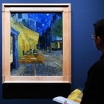 展示作業が進む会場で、名作「夜のカフェテラス」をチェックする学芸員＝１６日午後、神戸市中央区、神戸市立博物館（撮影・斎藤雅志）