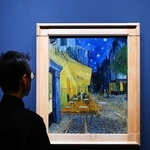 展示作業が進む会場で、名作「夜のカフェテラス」をチェックする学芸員＝１６日午後、神戸市中央区、神戸市立博物館（撮影・斎藤雅志）