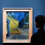 展示作業が進む会場で、名作「夜のカフェテラス」をチェックする学芸員＝１６日午後、神戸市中央区、神戸市立博物館（撮影・斎藤雅志）