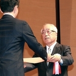 知事表彰を受ける兵庫さい帯血バンクの後藤武理事長（右）＝神戸市中央区東川崎町１、神戸新聞松方ホール