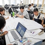 大学の強みを話し合い、ロゴの製作に取り組む学生たち＝神戸市中央区三宮町２