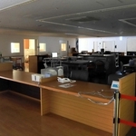 経営改善策として休床となり、電気が消されたスタッフステーション＝洲本市塩屋１、淡路医療センター