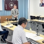 自民党総裁選に向け、投票用紙の発送手続きなどを確認した兵庫県連の総裁選挙管理委員会＝１８日午前、神戸市中央区中山手通５