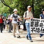 斎藤元彦知事の辞職などを求めて声を上げる「ひょうごデモ行進」の参加者＝18日午前、神戸市中央区下山手通４