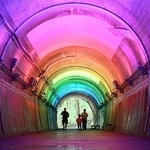 虹色にライトアップされたトンネル内＝神戸市北区山田町