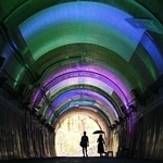 秋の七草をイメージして紫や青、緑にライトアップされたトンネル内＝神戸市北区山田町