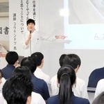 高校生に自身の経験を語る料理研究家のコウケンテツさん＝神戸市長田区房王寺町２、兵庫県立夢野台高校