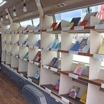 移動式図書館「兵庫　旅するキッカケ文庫」の内部。県ゆかりの著名人たちの推薦書５０冊以上が並ぶ＝神戸市中央区波止場町