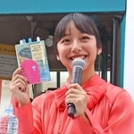 山之内すずさんは幼少期の母親による絵本の読み聞かせや小学校の図書室での本との出会いを振り返りながら、影響を受けた本や読みたい本を紹介した＝神戸市中央区波止場町