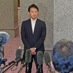 自身の給与減額条例案の継続審議などについて、記者の質疑に答える斎藤元彦知事＝１８日午前、神戸市中央区下山手通４、県公館（撮影・丸山桃奈）