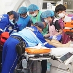 心停止で搬送された男性の命を救おうとベッドに集まった救急スタッフら＝尼崎市東難波町２、尼崎総合医療センター