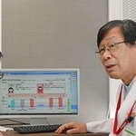 職員が手作りした病床管理ページを前に、事務系幹部と話す木下芳一院長（右）＝姫路市神屋町３、はりま姫路総合医療センター（撮影・斎藤雅志）