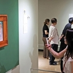 関係者向け内覧会で、名作「自画像」を鑑賞する来館者たち＝１９日午後、神戸市中央区、神戸市立博物館（撮影・丸山桃奈）