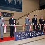 大ゴッホ展の開会式でテープカットに臨む関係者たち＝１９日午後、神戸市中央区京町、神戸市立博物館（撮影・大田将之）