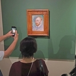 メディア内覧会で、名作「自画像」を鑑賞する来館者たち＝１９日午後、神戸市中央区、神戸市立博物館（撮影・丸山桃奈）