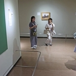 メディア内覧会で、名作「自画像」を鑑賞する来館者たち＝１９日午後、神戸市中央区、神戸市立博物館（撮影・丸山桃奈）