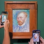 メディア内覧会で公開された名作「自画像」＝１９日午後、神戸市中央区、神戸市立博物館（撮影・丸山桃奈）