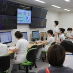 さまざまなデータを画面に映し出し、病床調整する看護師ら＝神戸市中央区港島南町２、神戸市立医療センター中央市民病院