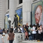 大ゴッホ展が開幕日を迎え、朝から列をつくる来館者たち＝２０日午前、神戸市中央区京町、神戸市立博物館（撮影・大田将之）
