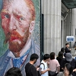 大ゴッホ展が開幕日を迎え、朝から列を作る来館者たち＝２０日午前、神戸市中央区京町、神戸市立博物館（撮影・大田将之）