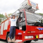 デコトラに改造したはしご車で日本一周を達成した片岡憲彦さん＝三木市