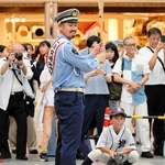 スイングを披露するＴ－岡田さん。現役時代は本塁打王にも輝いた＝デュオこうべ